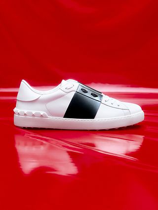 MW_VALENTINO_GARAVANI_OPEN_CARD_IMG