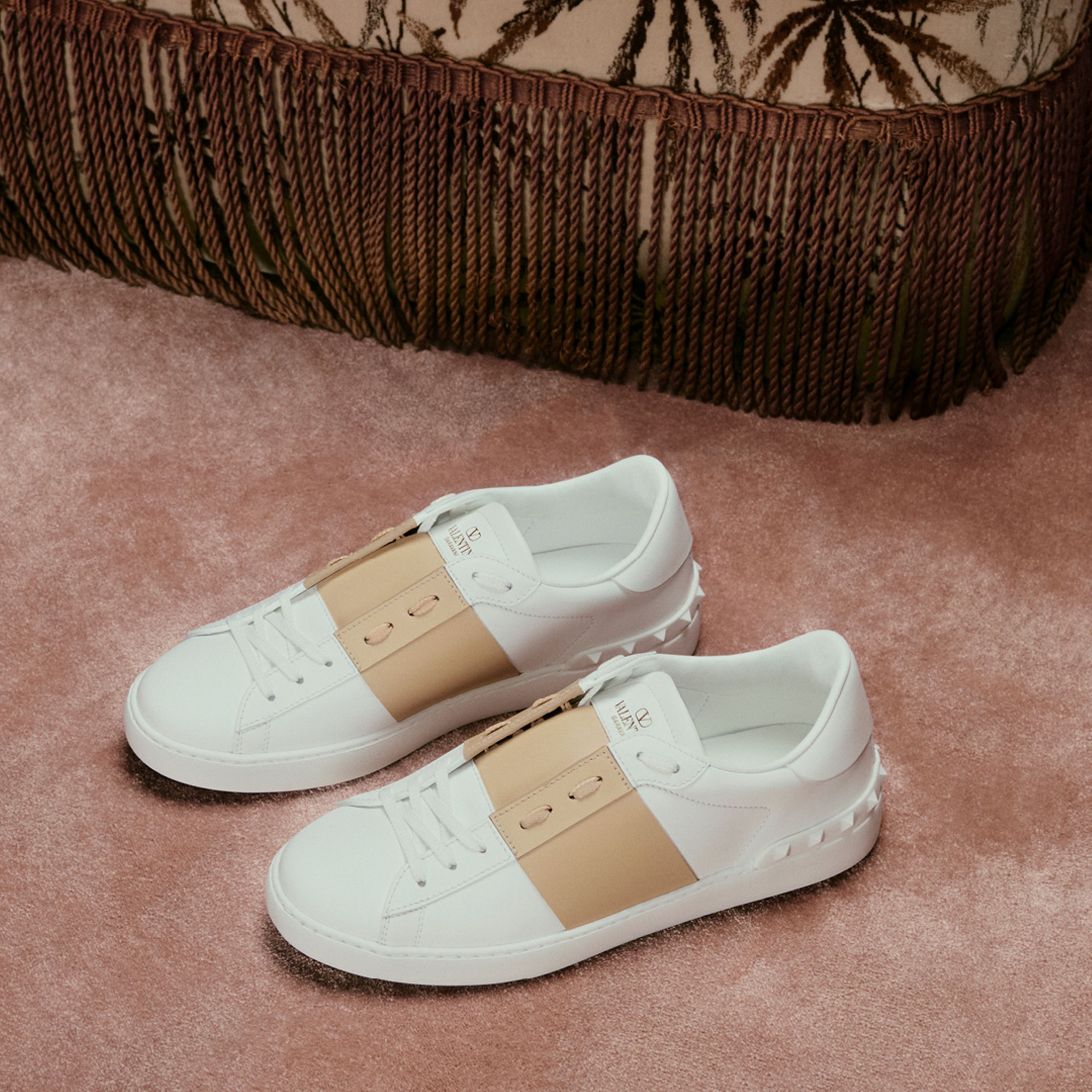 MW_VALENTINO_GARAVANI_OPEN_CARD_IMG