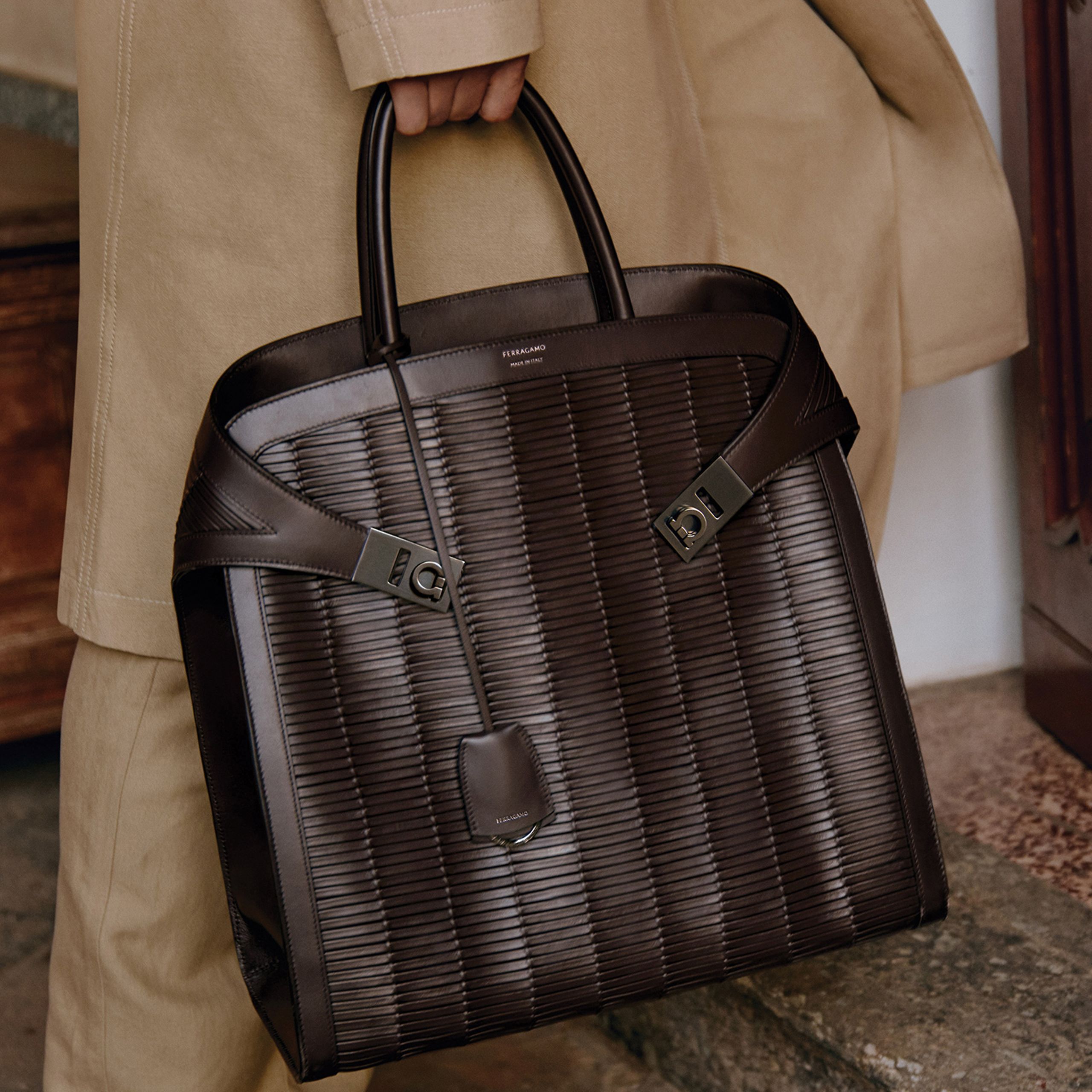 MW_FERRAGAMO_HUG_CARD_IMG