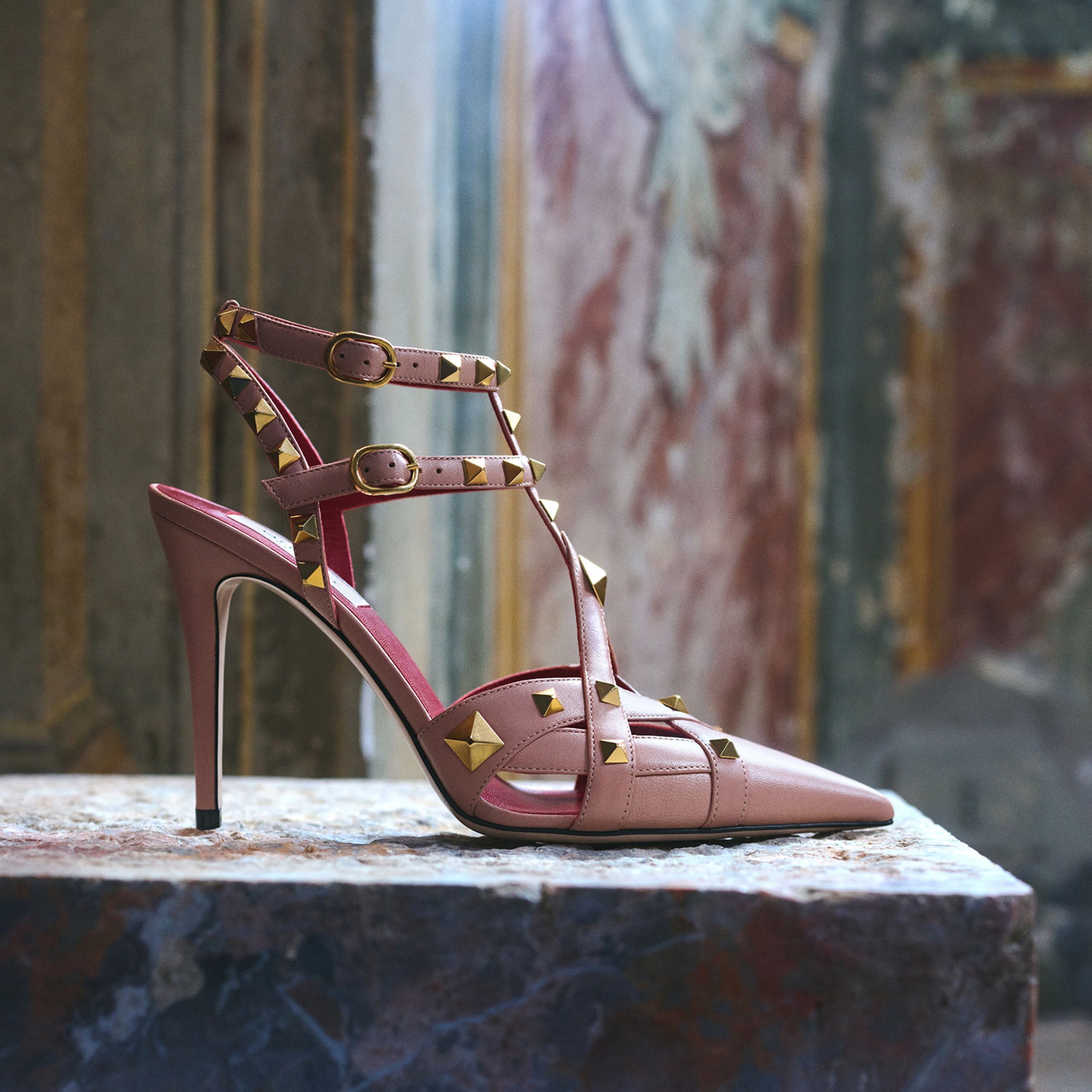 WW_VALENTINO_GARAVANI_STUDDY_CARD_IMG